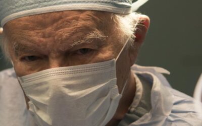 Renowned surgeon, known for his generosity and humanitarian work, asked to be buried in his scrubs (Inglés)